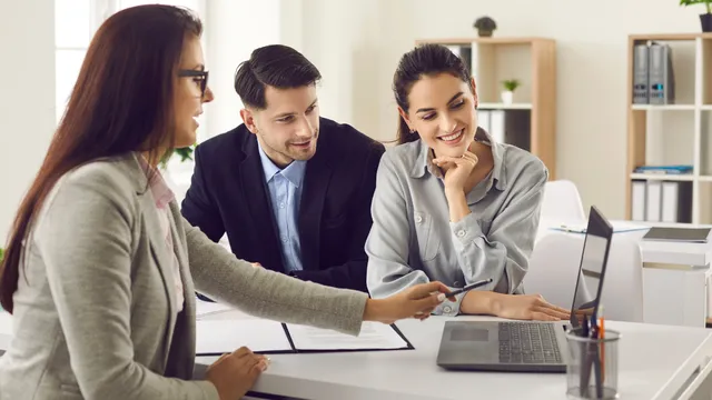 loan officer providing great customer experience with technology